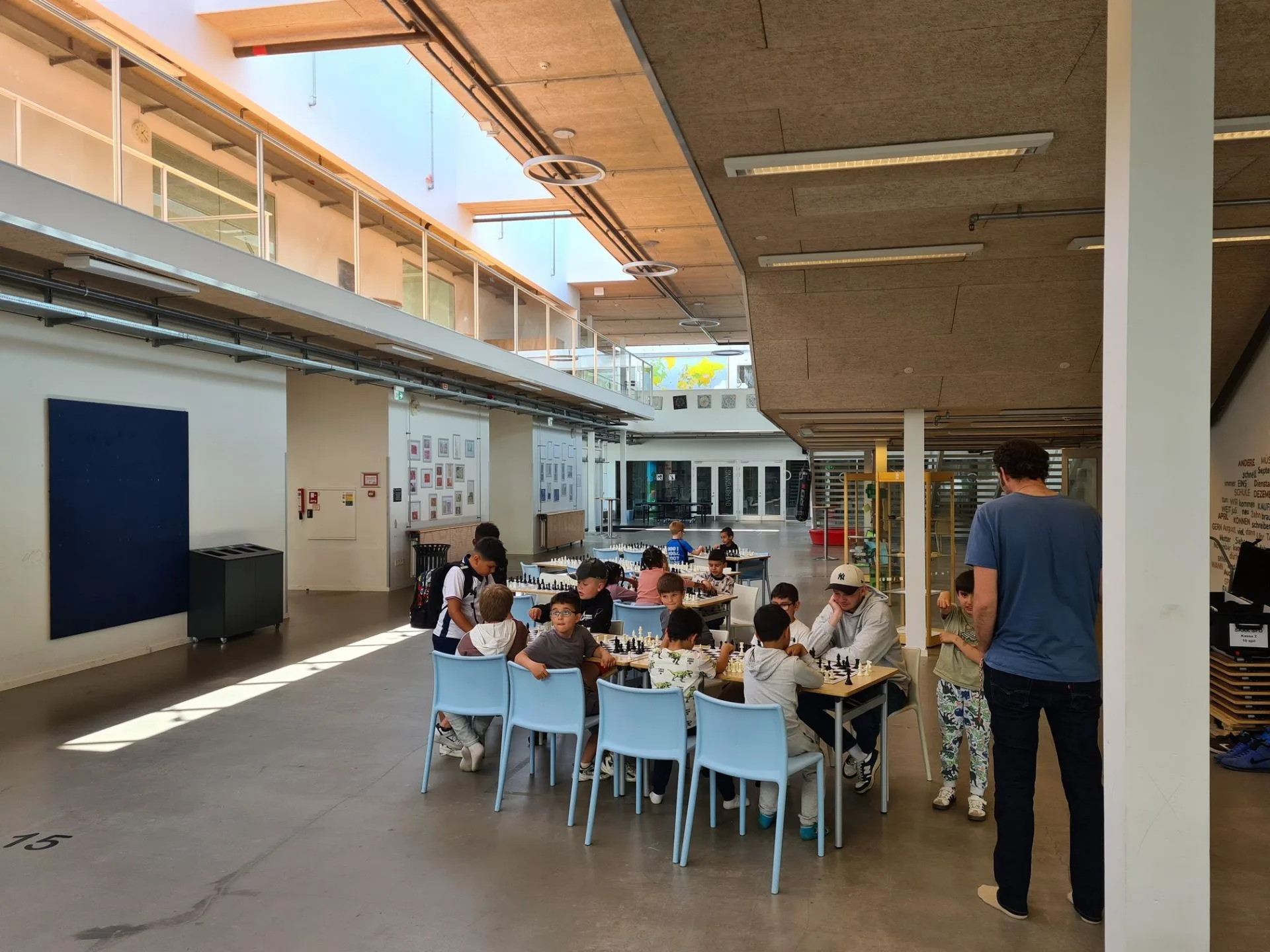 børn der sidder indenfor under biblioteket og spiller skak